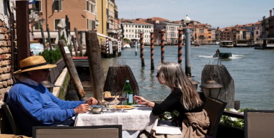 Khách Mỹ sốc vì phải trả tiền nước lọc ở nhà hàng châu Âu