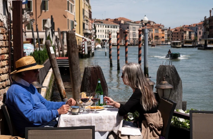 Khách Mỹ sốc vì phải trả tiền nước lọc ở nhà hàng châu Âu