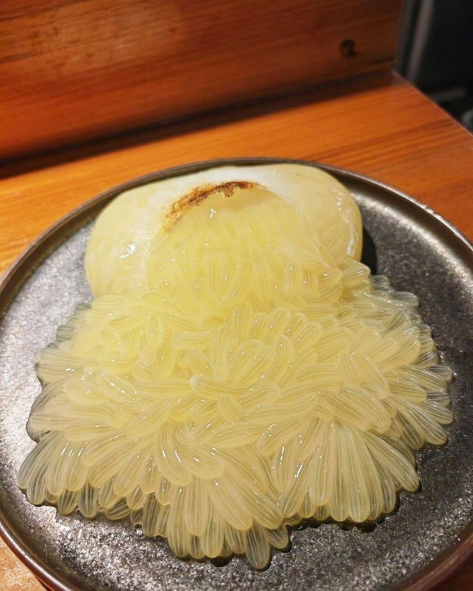 Nhà hàng gây tranh cãi vì bán trứng bạch tuộc sống